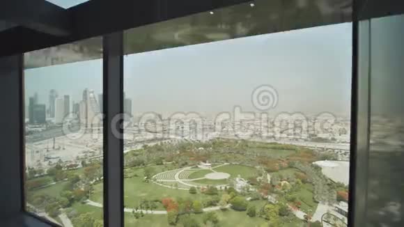 在迪拜框架的电梯上升降可以看到迪拜的中心视频的预览图