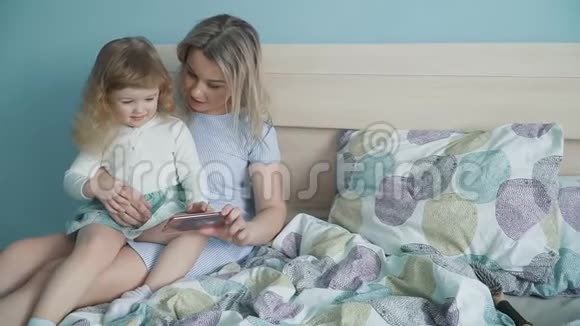 妈妈和小女儿在看照片视频的预览图