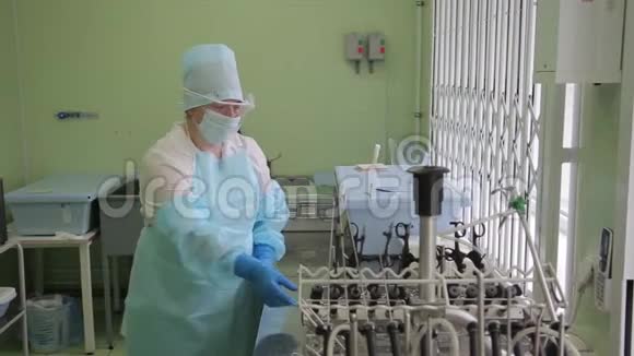 女医务工作者准备内镜创新灭菌器械视频的预览图