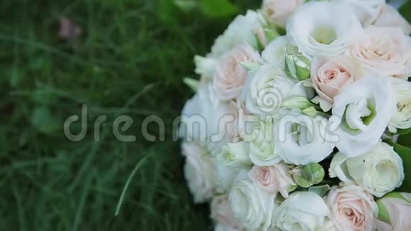 美丽的婚礼花束躺在草地上视频的预览图