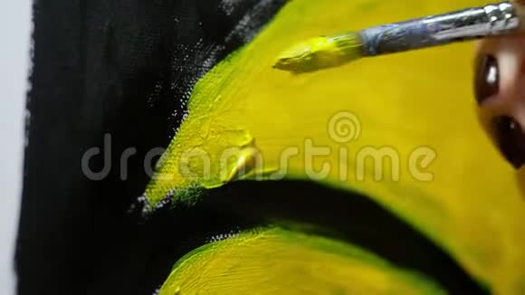 特写镜头用油画颜料在画布上画一幅画视频的预览图