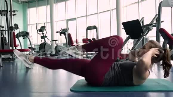 运动女子训练腹部和核心肌肉在健身房视频的预览图