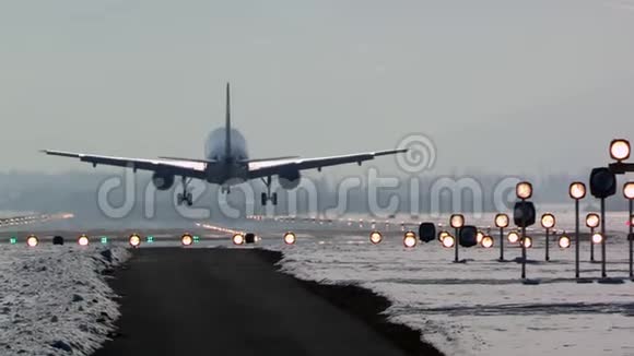 冬季在奥地利萨尔茨堡萨尔茨堡萨尔茨堡机场降落视频的预览图