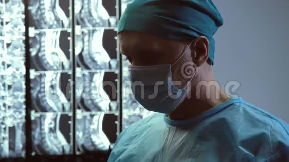 专注的外科医生手拿手术刀点头开始救生手术视频的预览图