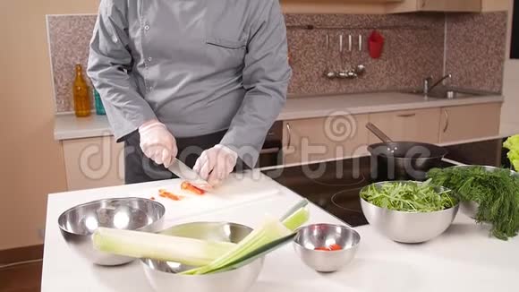 烹饪理念年轻人在厨房里切蔬菜视频的预览图