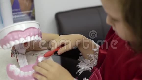 小女孩清洁牙齿下巴视频的预览图