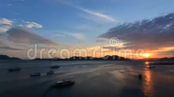 太阳落山时间日冕岛上空视频的预览图