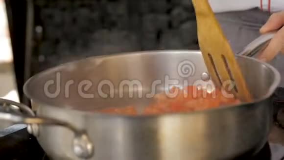 剁碎的番茄炒锅视频的预览图