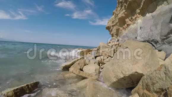 希腊的洛基高地科孚海滩上的地中海景观4K视频的预览图