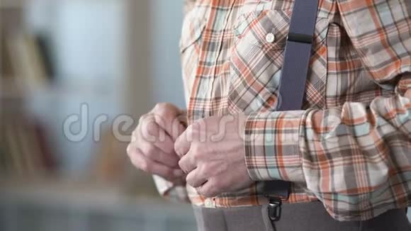 老人颤抖着双手扣上衬衫开始患老年痴呆症视频的预览图