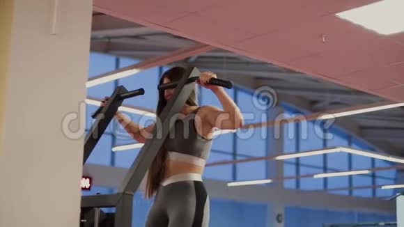 非常漂亮的健身女人锻炼重力电子健身房视频的预览图