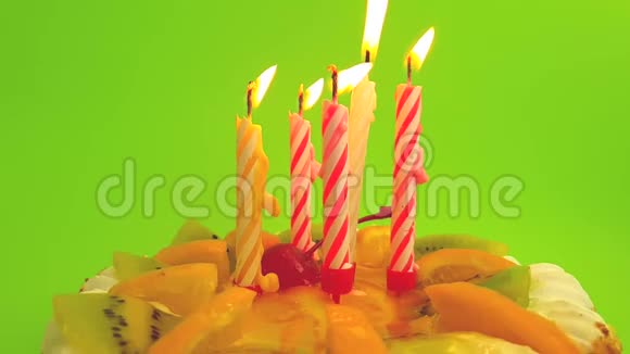 蛋糕蜡烛彩色背景庆祝视频的预览图