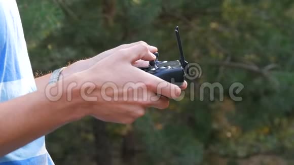由男子双手近距离操作的四架直升机或无人机遥控视频的预览图
