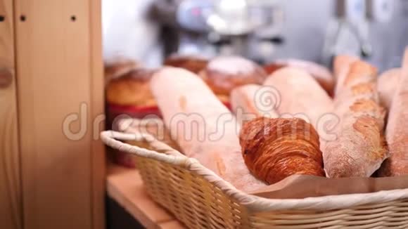 面包和其他面包店装饰篮子在木制面包店货架背景慢动作近镜头在4K视频的预览图
