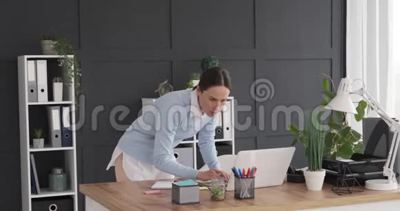 女商人写在办公室的纸条上视频的预览图