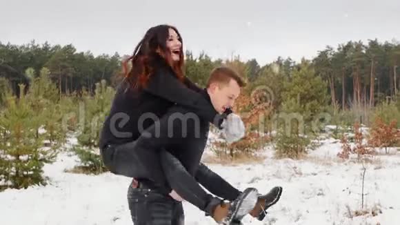 在冬天的森林里玩得很开心他们在雪地里奔跑大笑摄像机在移动圣诞快乐视频的预览图