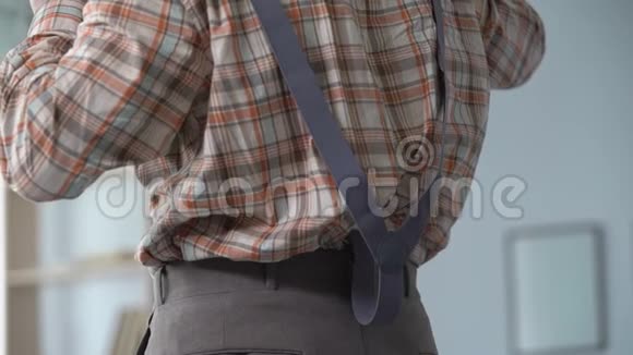 男人在复古衬衫上拉起牙套穿着老式的工作服装视频的预览图
