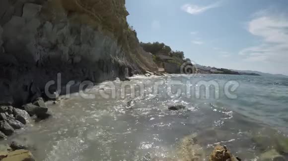 希腊的洛基高地科孚海滩上的地中海景观4K视频的预览图