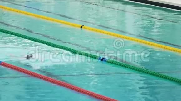 专业游泳运动员准备比赛水上运动积极的生活方式视频的预览图