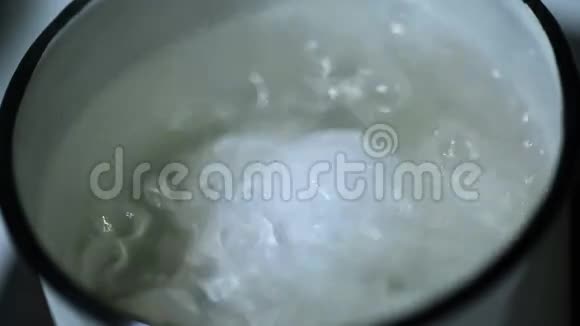 锅里煮鸡蛋视频的预览图
