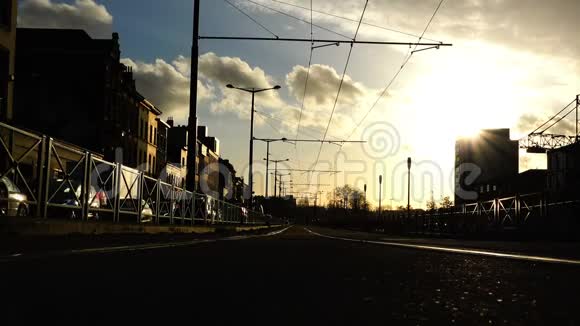 日落时的铁轨和沿围栏行驶的车辆视频的预览图
