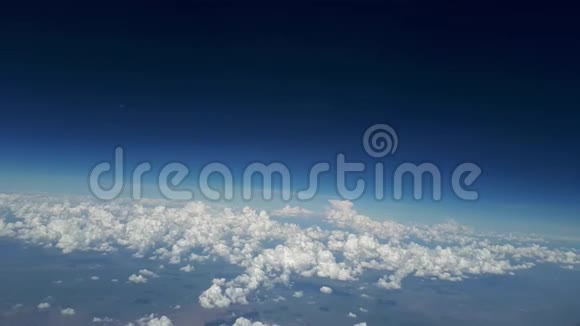在晴朗的一天从飞机的窗户飘向蓝天和白云许多白云浮在大地之上视频的预览图