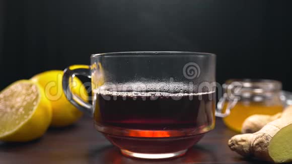 杯中红茶中加入牛奶制作英式茶热饮视频的预览图