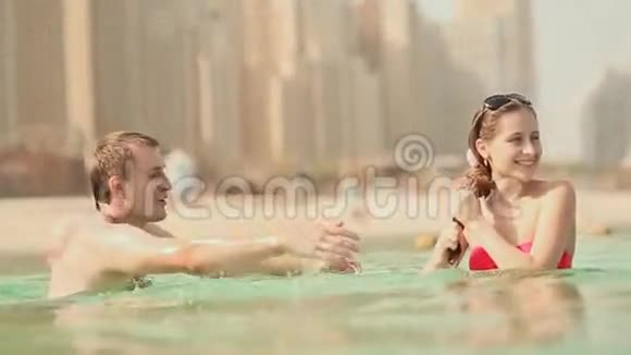 男孩和女孩在海里玩耍和游泳视频的预览图