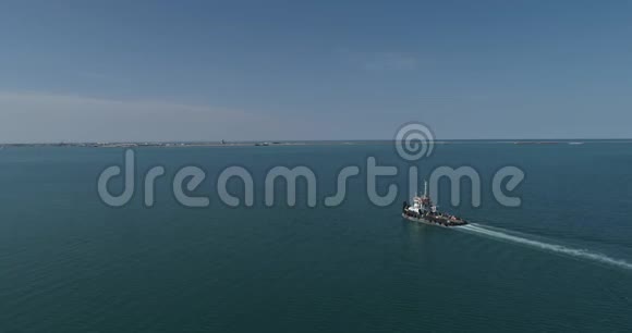 4K视频货船从包蒂诺贸易港出发前往里海视频的预览图