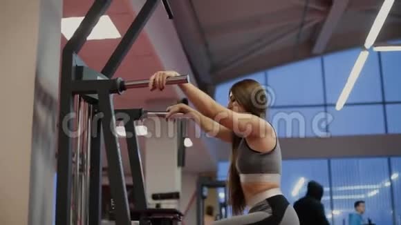 非常漂亮的健身女人锻炼重力电子健身房视频的预览图