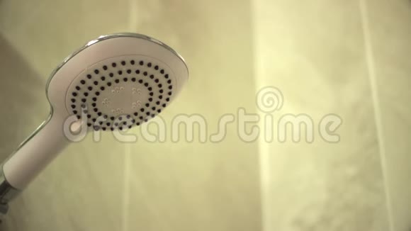 水通过浴室的淋浴喷头流过视频的预览图