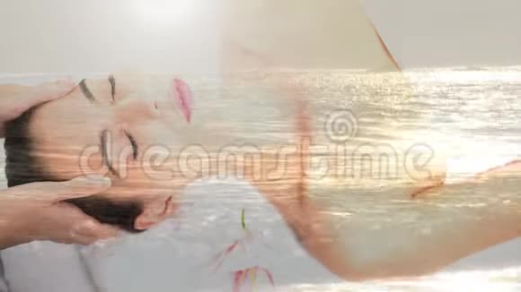 女人在水疗和海洋放松视频的预览图
