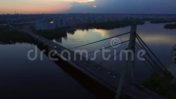 在傍晚的城市里在河上的吊桥Dran观看傍晚城市景观视频的预览图