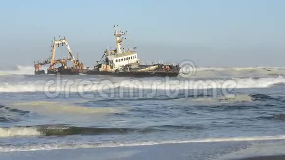在纳米比亚海岸线上搁浅的破海船沉没视频的预览图