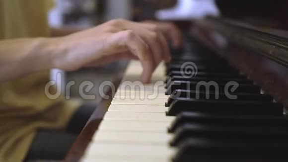在学校弹钢琴的女孩视频的预览图