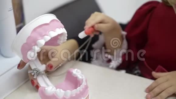 小女孩清洁牙齿下巴视频的预览图