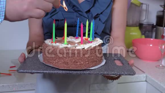 男人试着点燃生日蛋糕上的蜡烛视频的预览图