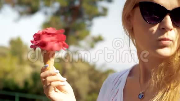 可爱的女孩带红色夏花束的华夫饼视频的预览图
