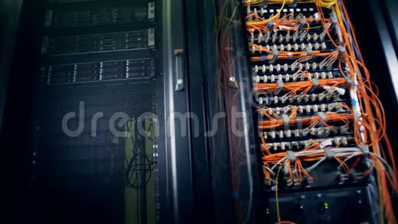 数据库服务器连接橙色电线视频的预览图
