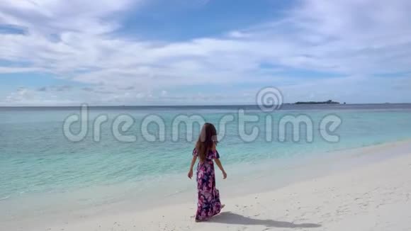马尔代夫海边的快乐女人视频的预览图