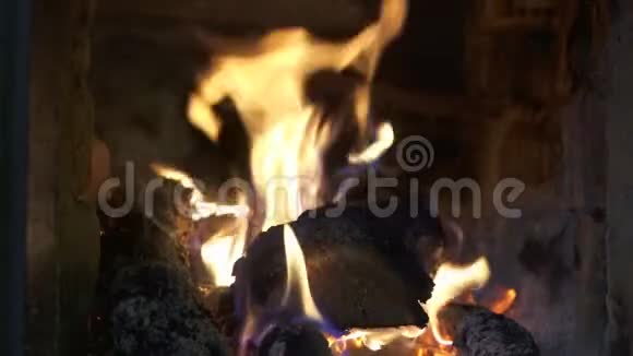 砖窑烧木柴的近距离火焰视频的预览图