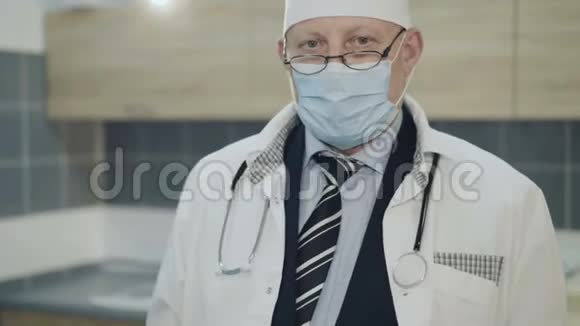 老年医生放下口罩在实验室里对着镜头说话4K视频的预览图