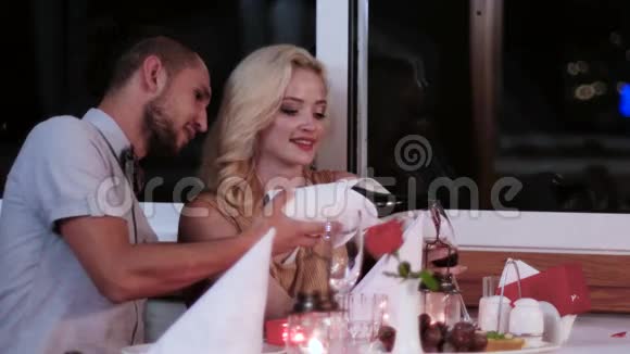 爱的情侣在餐厅情人节浪漫的约会晚上情侣男孩和女孩在一个浪漫的夜晚视频的预览图