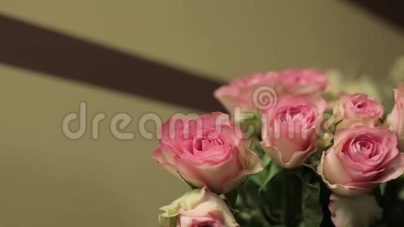 美丽的玫瑰和玫瑰花束视频的预览图