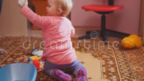 小女孩在玩她的玩具妈妈在帮她视频的预览图