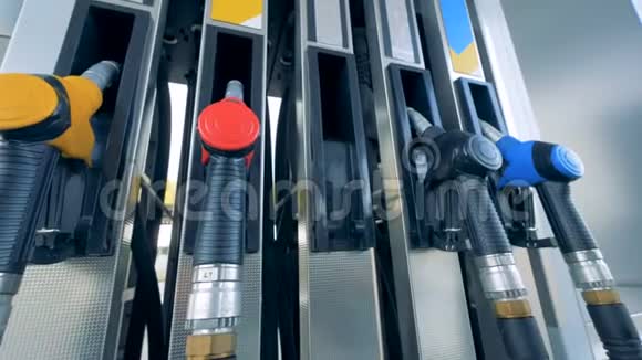 在一个现代化的加油站人们把喷嘴放在油箱上视频的预览图