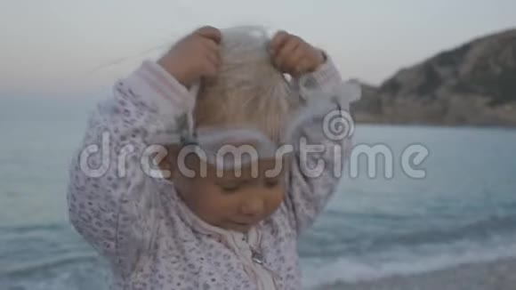 淘气的白种人金发女孩戴着眼镜游泳和看海的肖像视频的预览图