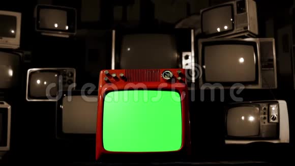 旧的红色电视绿色屏幕与许多电视背景是黑色的塞皮娅托内视频的预览图