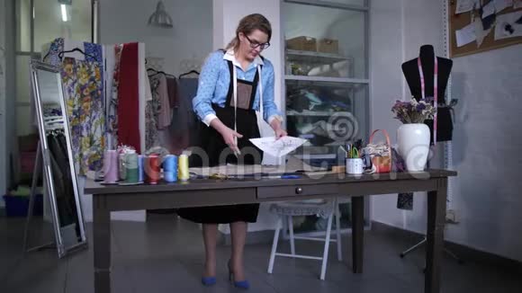 缝纫工艺中的裁缝视频的预览图