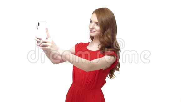漂亮的少女用她的手机打视频电话少女在网上和朋友聊天视频视频的预览图